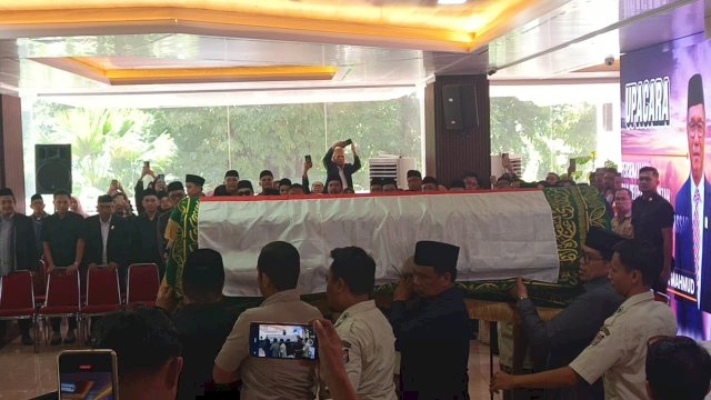 Jenazah H. Ruslan Mahmud Dilepas di DPRD dengan Penuh Penghormatan