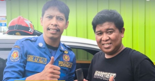 Damkarmat Makassar Bantu Warga Buka Pintu Mobil Terkunci di Wilayah Pengayoman