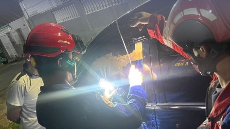 Petugas Damkarmat Makassar Berhasil Buka Mobil Terkunci di Wilayah Pengayoman