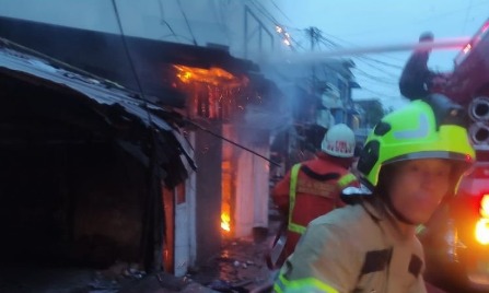 Gerak Cepat, Damkarmat Makassar Tangani Kebakaran di Wilayah Maccini Baru