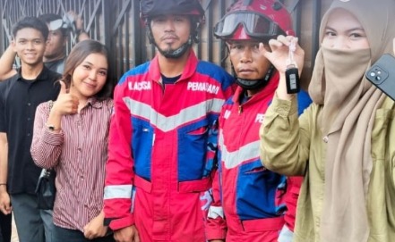 Damkarmat Makassar Tangani Kendaraan Warga yang Terkunci di Wilayah Pengayoman