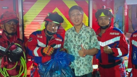 Petugas Damkarmat Makassar Evakuasi Sarang Tawon di Jalan Sulawesi