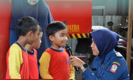 Damkarmat Makassar Terima Kunjungan Outing Class dari TK Anak Shaleh