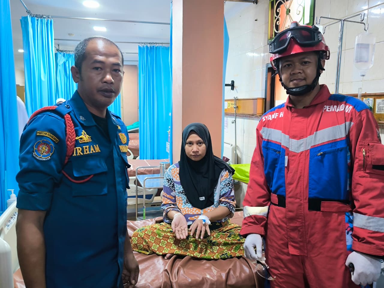 Damkarmat Makassar Evakuasi Cincin Ibu Hamil dalam Waktu 9 Menit