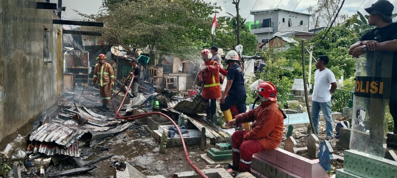 Respons Sigap! 14 Armada Damkarmat Makassar Jinakkan Api di Lorong Panampu