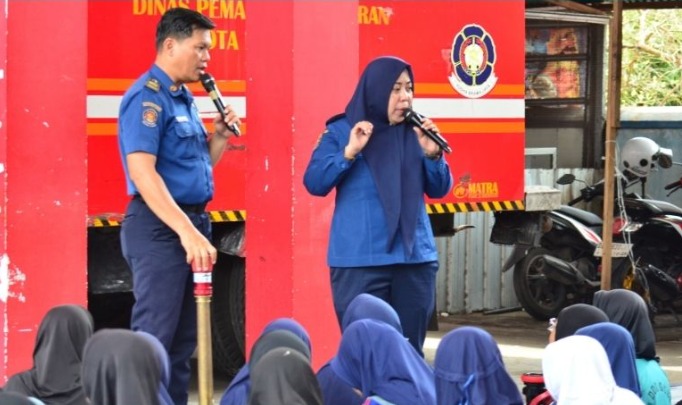 Damkarmat Makassar Terima Kunjungan Outing Class MTs DDI Gusung