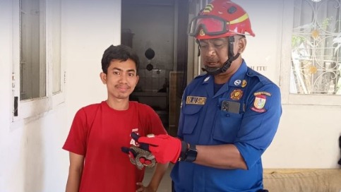 Sigap Evakuasi Ular dari Rumah Warga di BTN Tabaria Damkarmat Gerakan Cepat