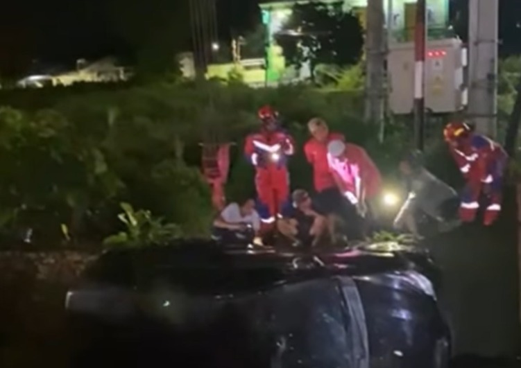 Tim Rescue Damkarmat Makassar Evakuasi Mobil yang Terperosok ke Selokan