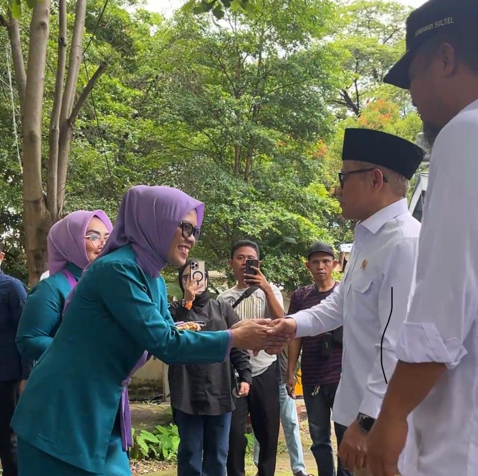 Perempuan Bangsa Jadi Motor Penggerak dalam Aksi Berbagi Sembako Bersama Menko PM