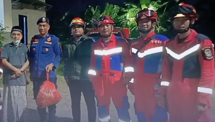 Petugas Penyelamat MAKO Berhasil Evakuasi Sarang Tawon di Atap Masjid Jalan Sultan Alauddin 2